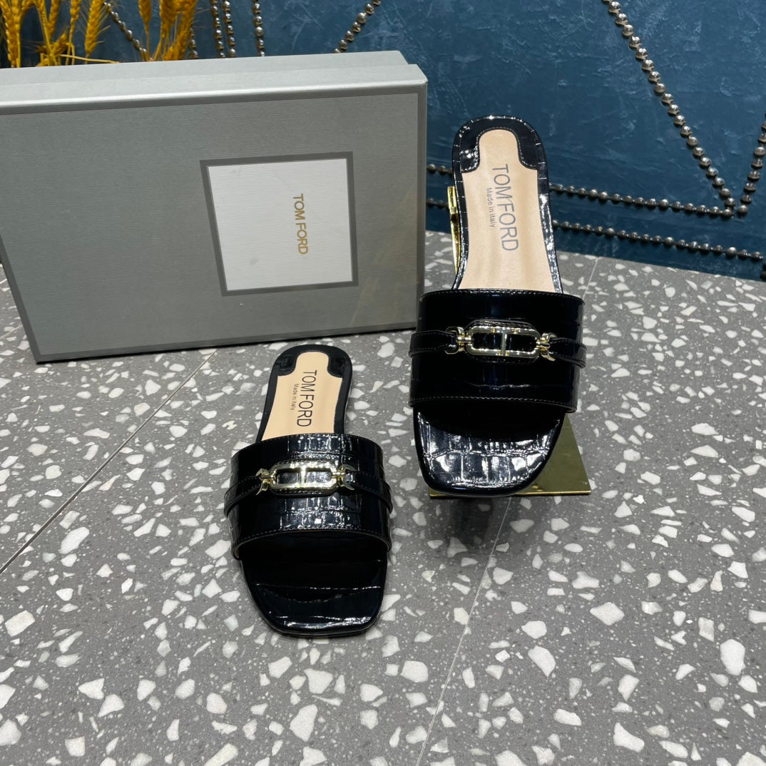 FLAT MULE IN BLACK CALFSKIN