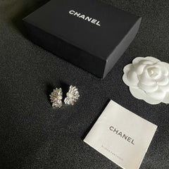 DOUBLE C STUD EARRINGS IN HALF-FLOWER SHAPE WITH PEARL CENTER