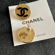 CHANEL 26S DOUBLE C LOGO BLACK ENAMEL TEXTURED ROUND STUD EARRINGS IN GOLD METAL 630073