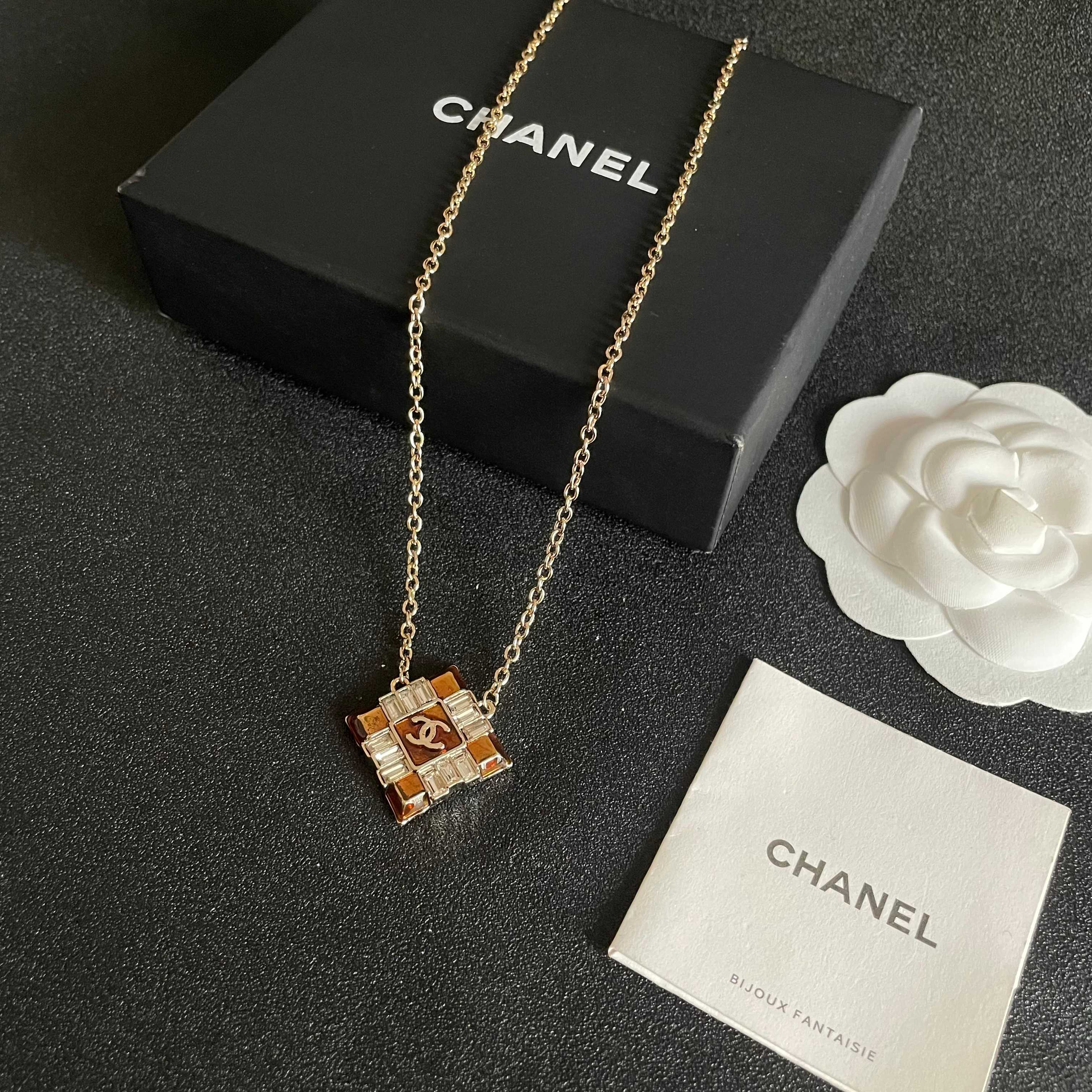 CHANEL 26S DOUBLE C LOGO AMBER CRYSTAL SQUARE PENDANT NECKLACE IN GOLD METAL 633294