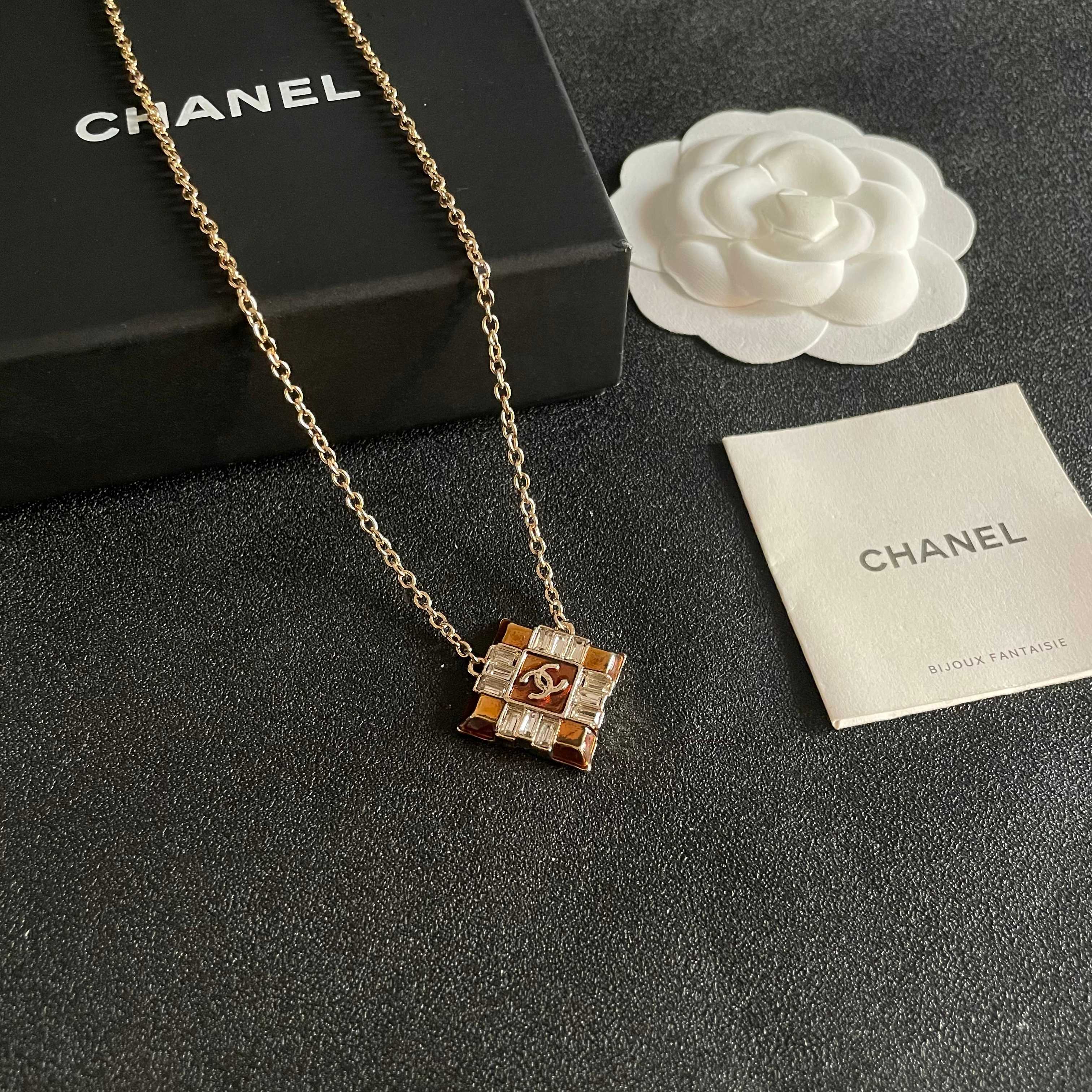 CHANEL 26S DOUBLE C LOGO AMBER CRYSTAL SQUARE PENDANT NECKLACE IN GOLD METAL 633294