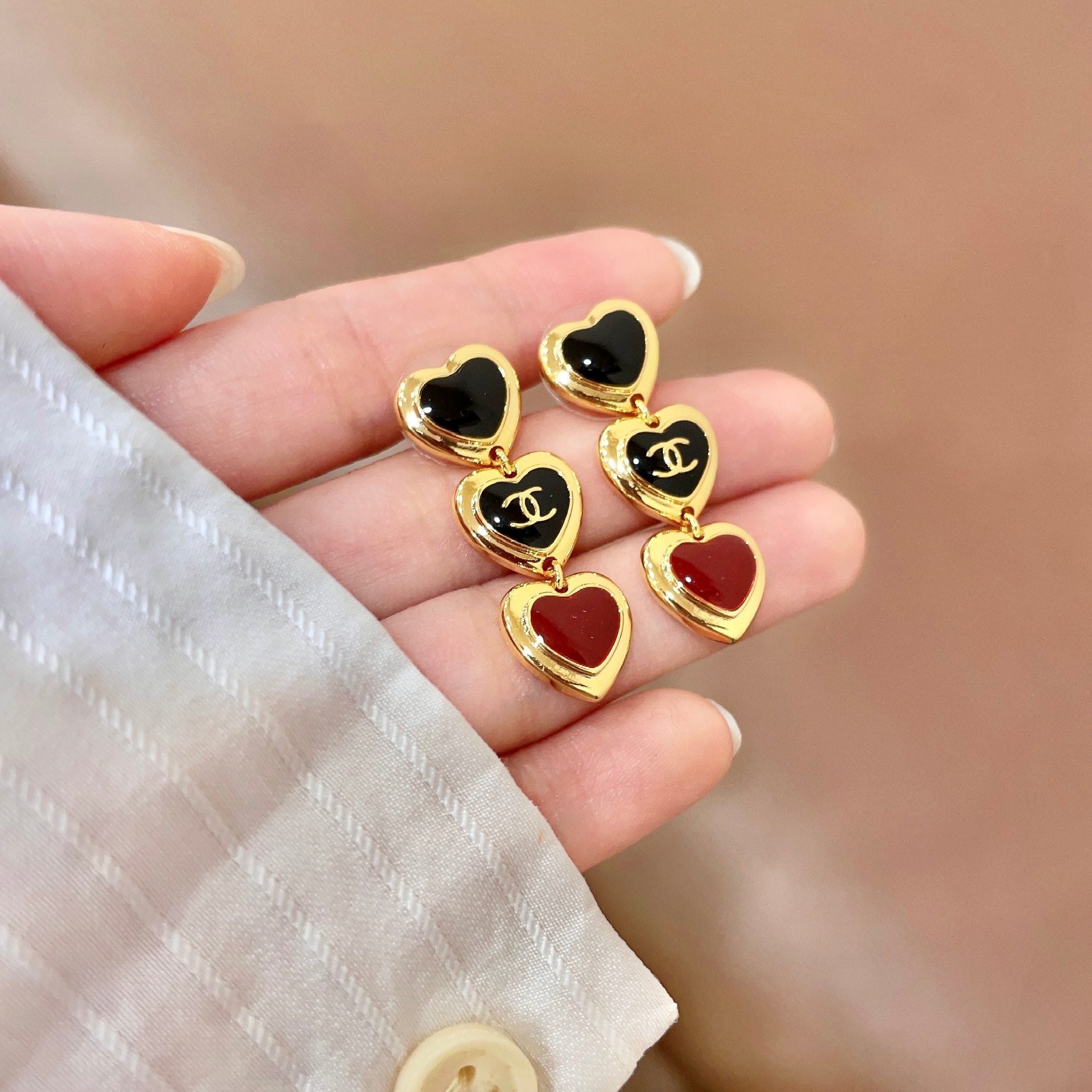 CHANEL 26S DOUBLE C LOGO BLACK & RED ENAMEL HEART TRIPLE DROP EARRINGS IN GOLD METAL 633299