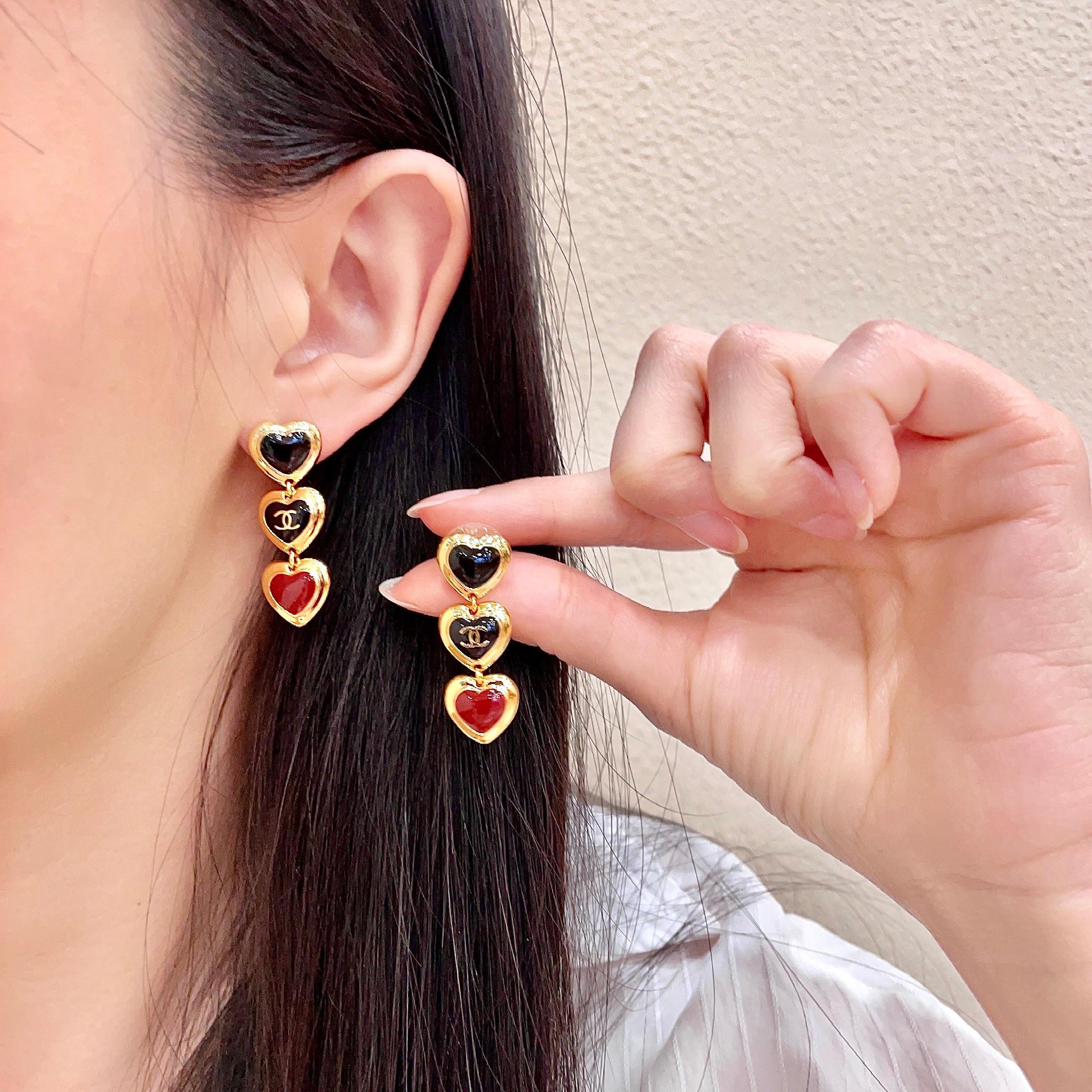 CHANEL 26S DOUBLE C LOGO BLACK & RED ENAMEL HEART TRIPLE DROP EARRINGS IN GOLD METAL 633299