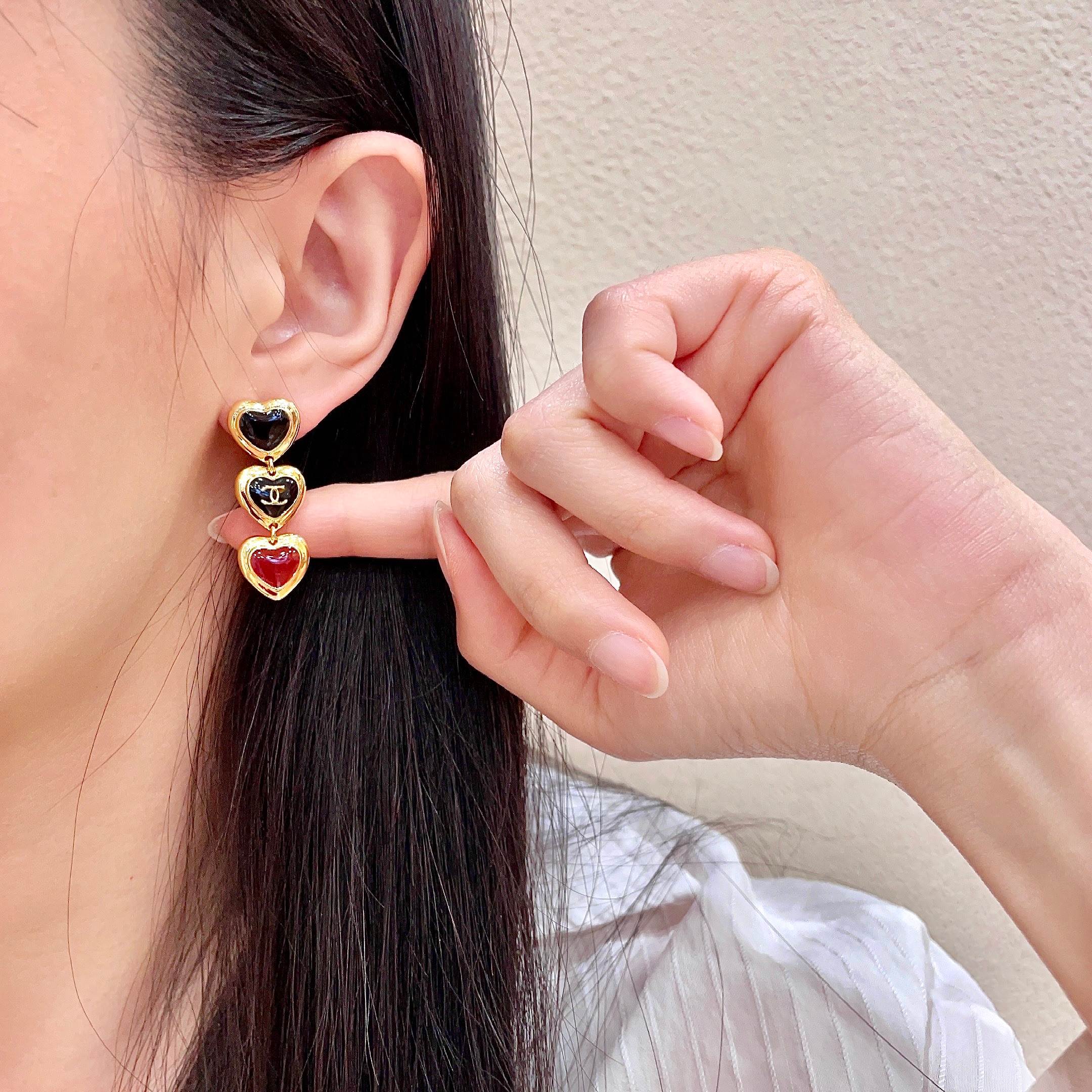 CHANEL 26S DOUBLE C LOGO BLACK & RED ENAMEL HEART TRIPLE DROP EARRINGS IN GOLD METAL 633299