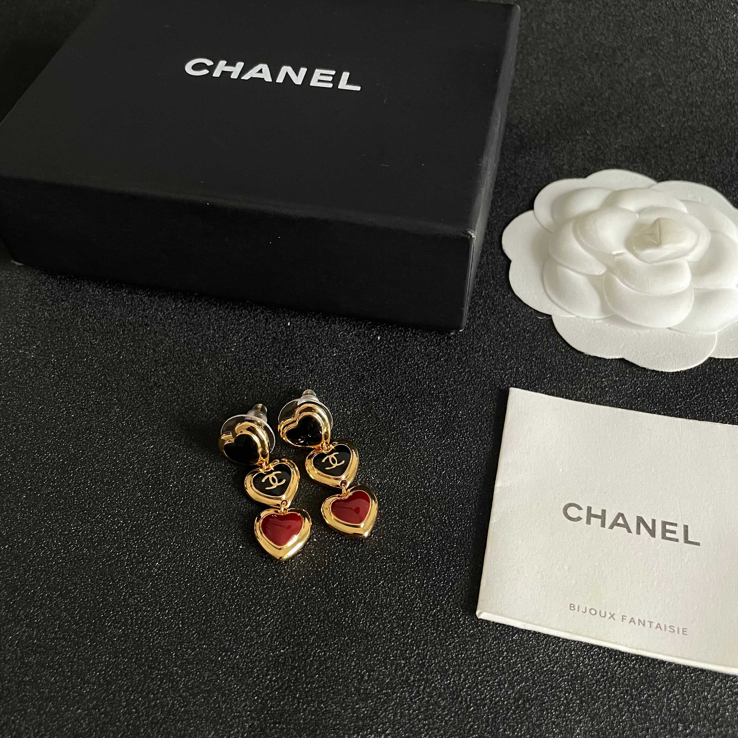 CHANEL 26S DOUBLE C LOGO BLACK & RED ENAMEL HEART TRIPLE DROP EARRINGS IN GOLD METAL 633299