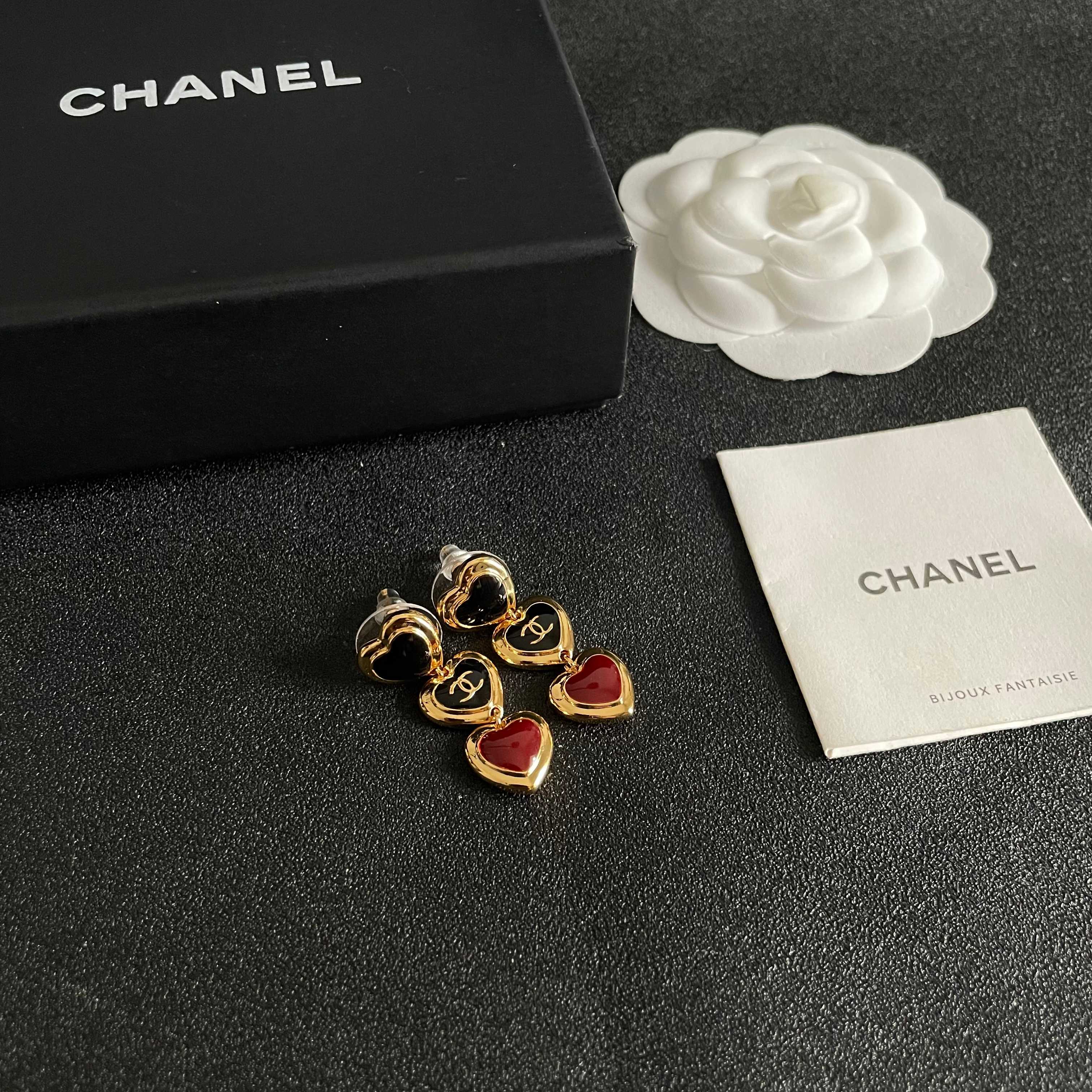 CHANEL 26S DOUBLE C LOGO BLACK & RED ENAMEL HEART TRIPLE DROP EARRINGS IN GOLD METAL 633299