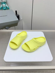 POOL CROCS IN MANZ YELLOW RUBBER