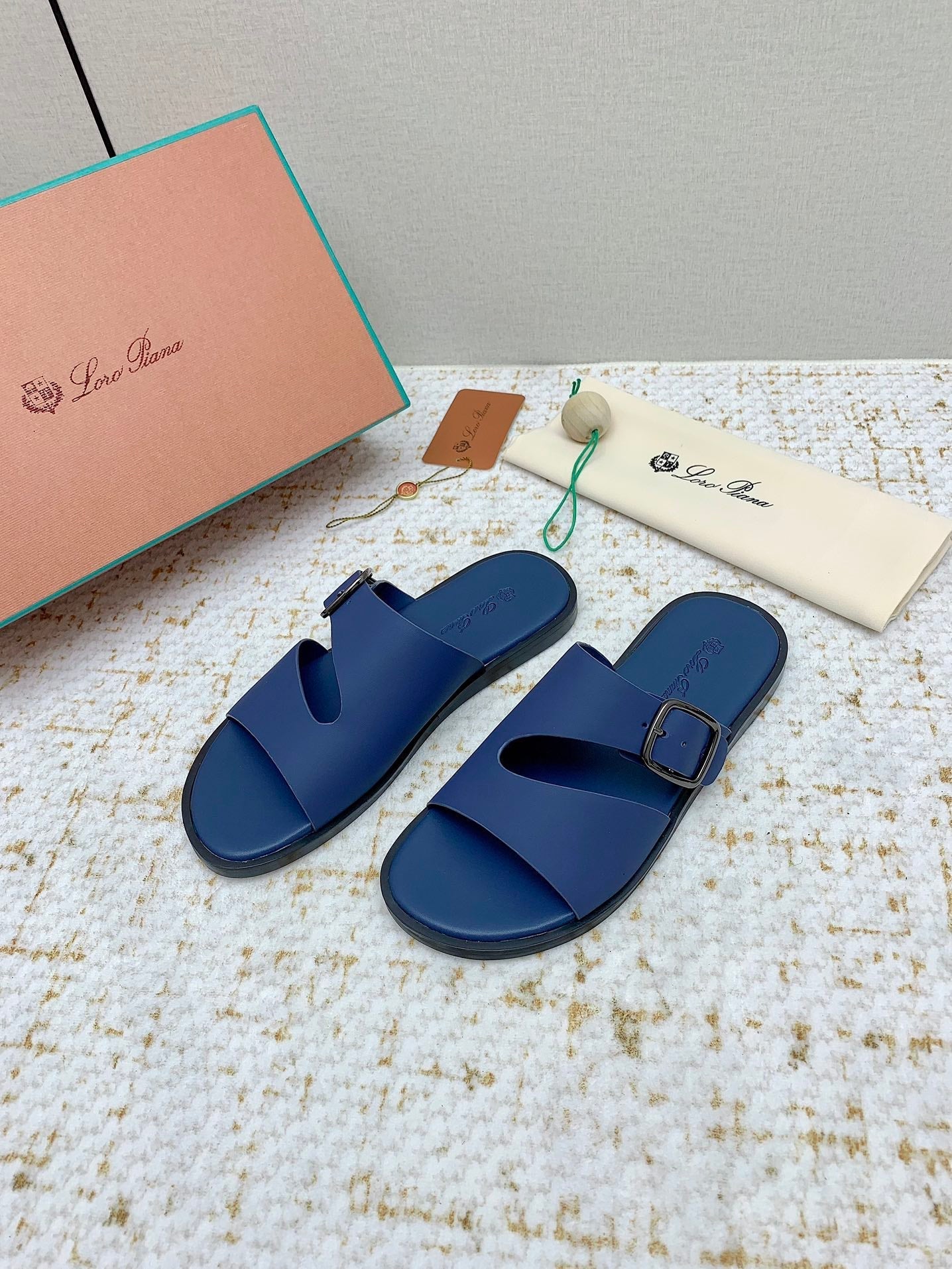 SANDALS IN CLASSIC BLUE CALFSKIN