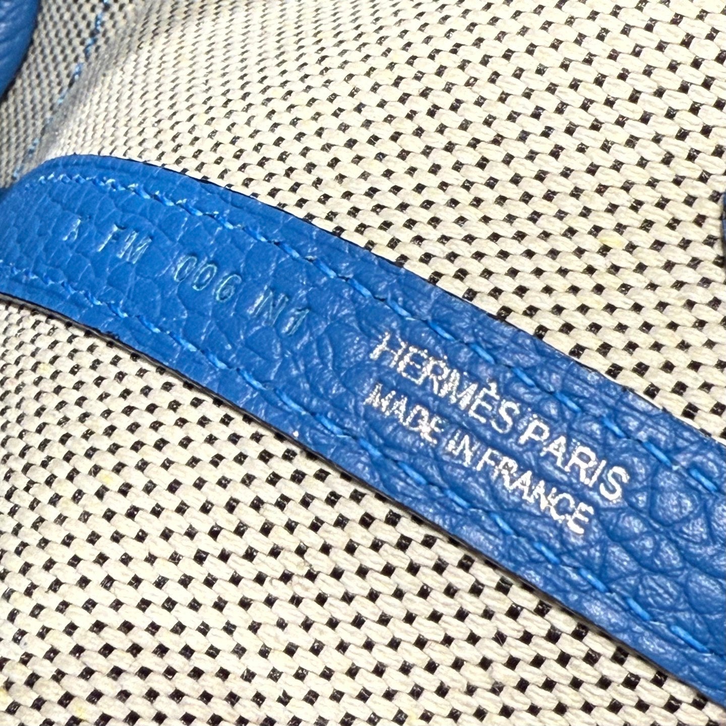 GARDEN PARTY 23CM IN WHITE MIX BLACK TOILETS COTTON CANVAS AND BLUE CALFSKIN