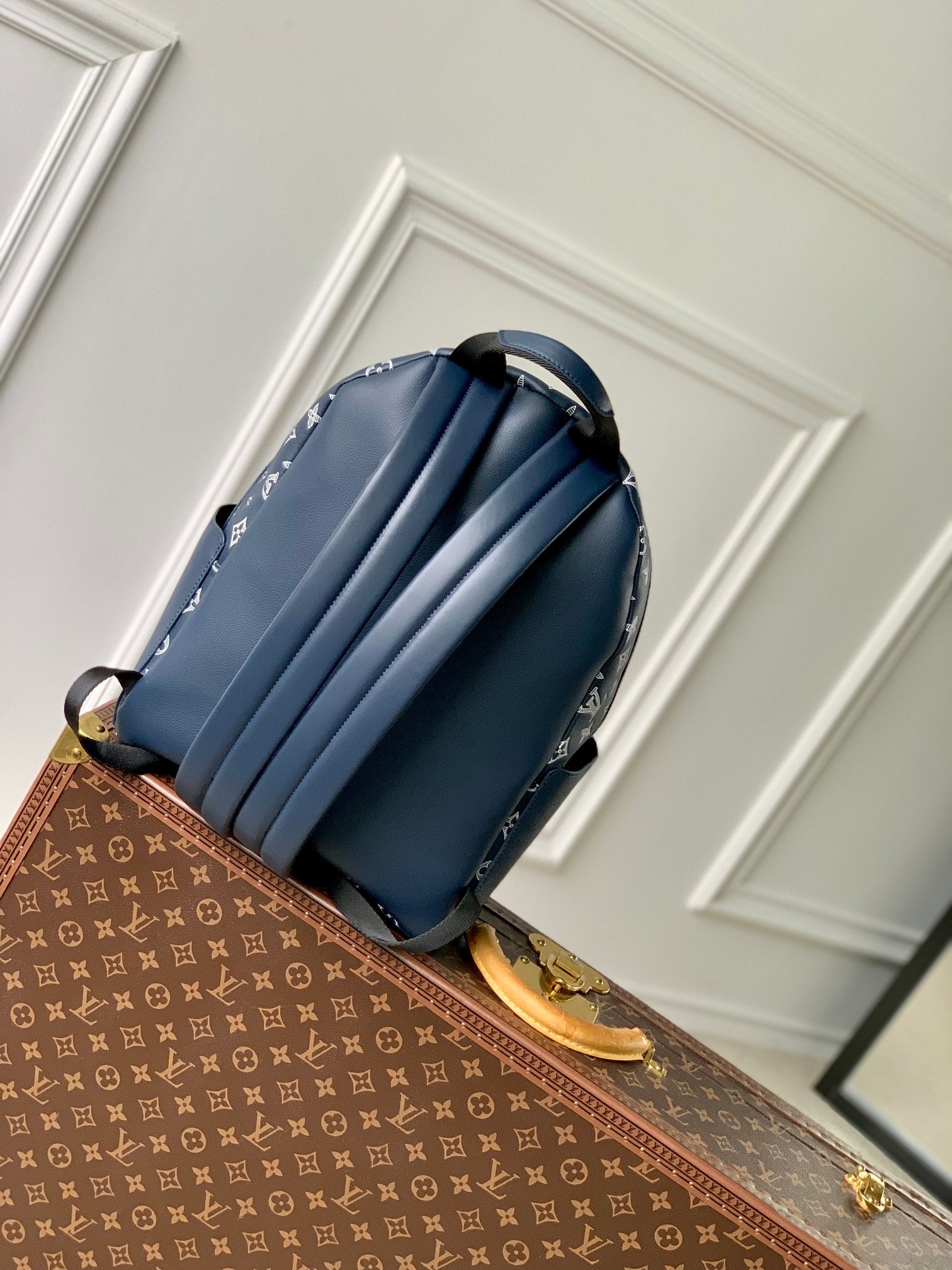 DISCOVERY PM BACKPACK 38 IN NAVY BLUE LAMBSKIN WHITE MONOGRAM LOGO