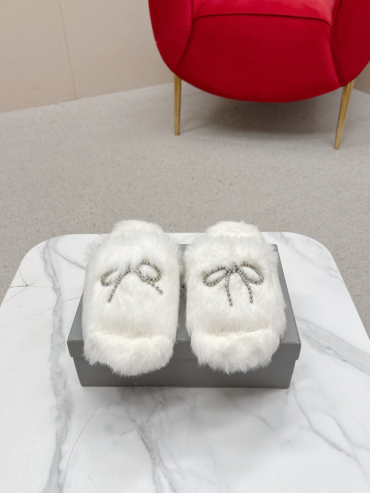 BALENCIAGA 25S SOFT FUR SLIPPERS IN WHITE FUR WITH RHINESTONE BOW