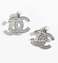 DOUBLE C EARRINGS IN SILVER METAL WITH BLACK SNOWFLAKE EMBOSSED ON WHITE ENAMEL