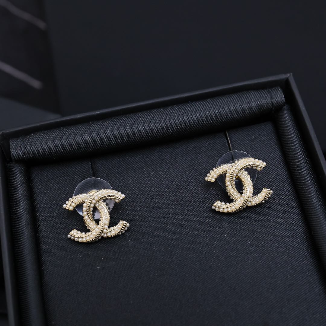 TWISTED ROPE STUD EARRINGS IN METAL WITH WHITE PEARLS