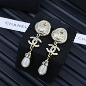 25S TWISTED RIBBED DOUBLE C IN GOLD METAL LONG PEARL PENDANT EARRINGS