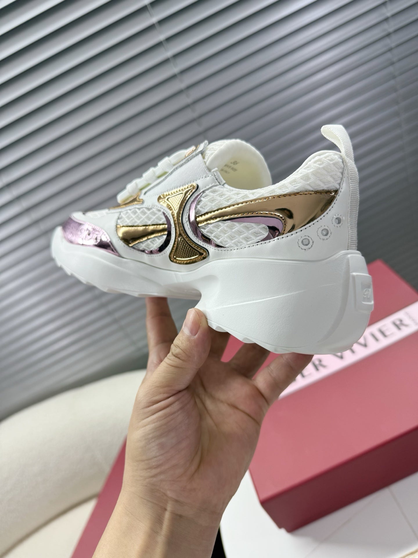 VIV' ON THE RUN SNEAKERS IN GOLD PINK PATENT CALFSKIN AND WHITE FABRIC