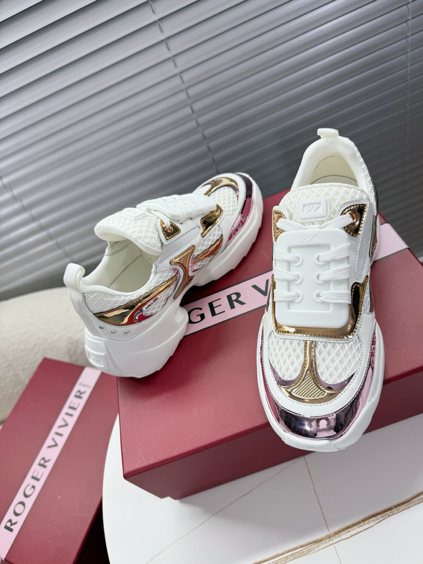 VIV' ON THE RUN SNEAKERS IN GOLD PINK PATENT CALFSKIN AND WHITE FABRIC