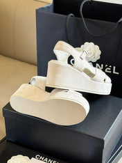 CC CLASSIC WEDGE SANDALS IN WHITE LAMBSKIN SUEDE