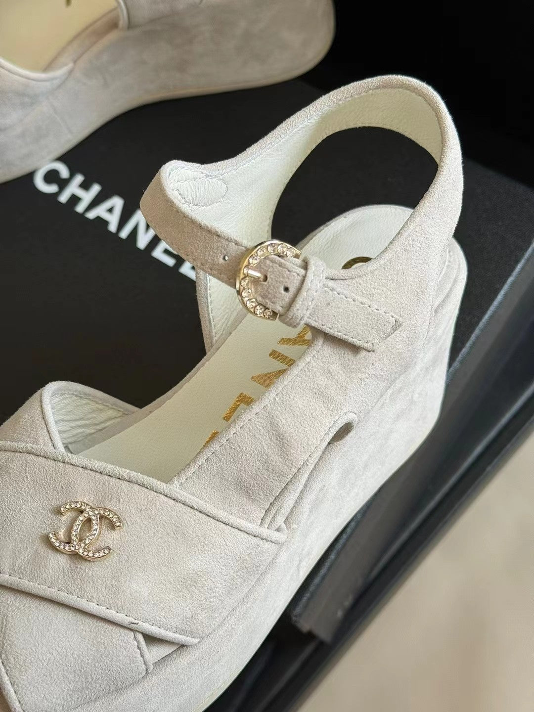 CC CLASSIC WEDGE SANDALS IN WHITE LAMBSKIN SUEDE