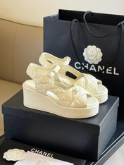 CC CLASSIC WEDGE SANDALS IN WHITE LAMBSKIN