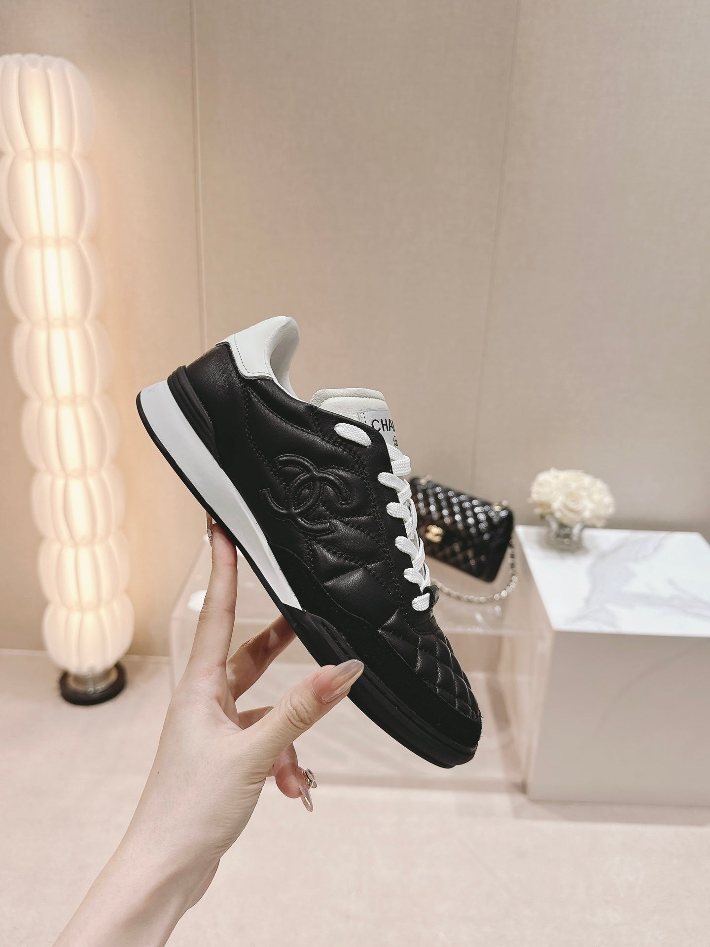 SNEAKERS IN GLOSSY BLACK LAMBSKIN