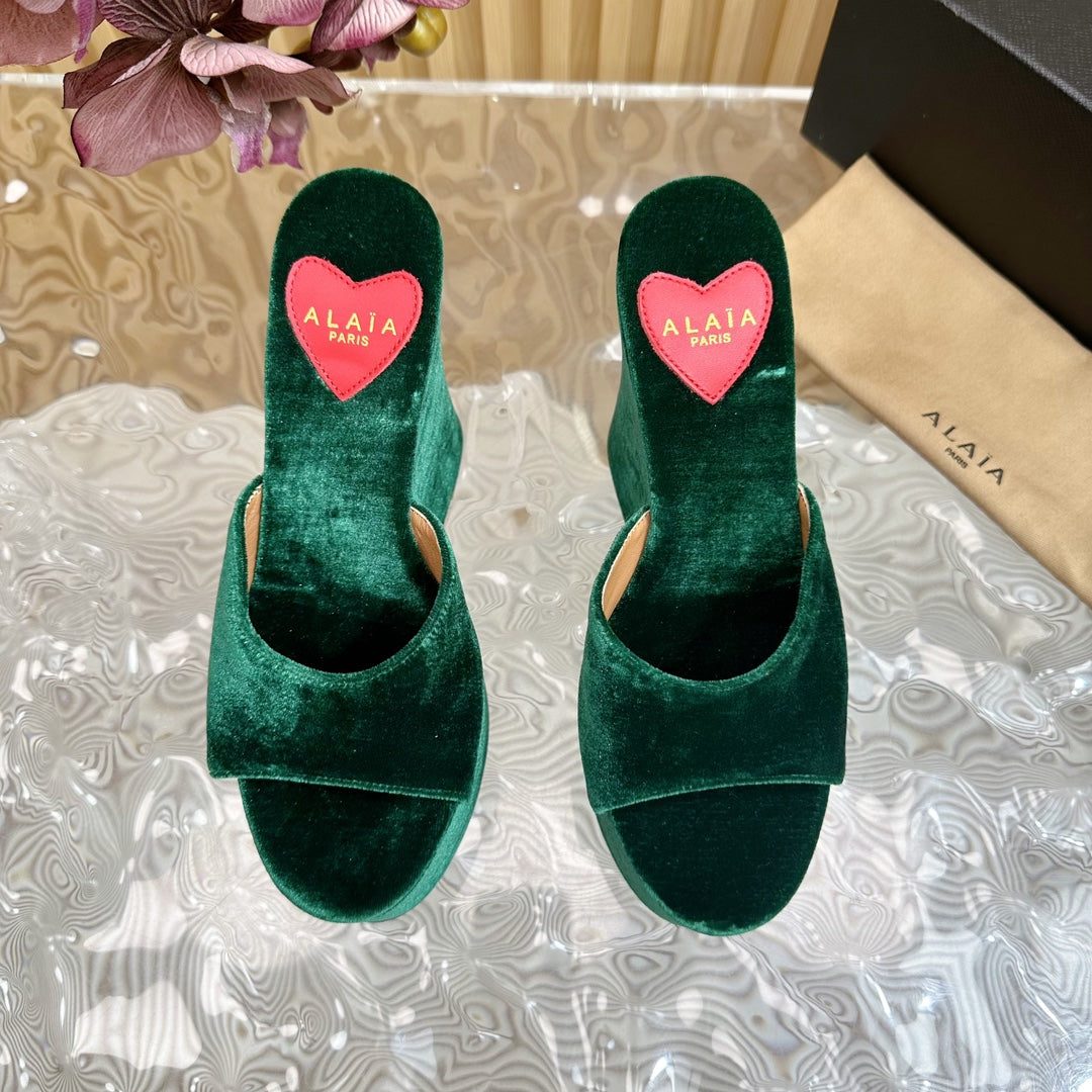ALAIA PLATFORM WEDGE IN GREEN FOREST VELVET WITH HEART EMBROIDERED