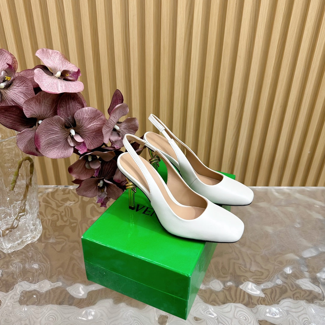 KNOT PUMP 9 CM IN WHITE CALFSKIN WITH GOLD FINISHED METAL HEEL
