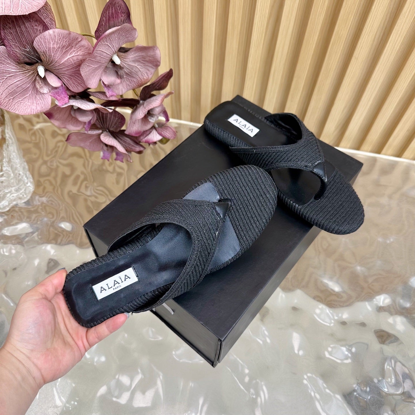 ALAIA PLATFORM THONG SANDALS 25S IN BLACK RAFFIA AND CALFSKIN