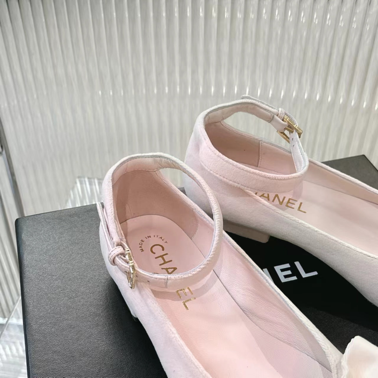 BOW MARY JANE SHOES IN PASTEL PINK VELVET