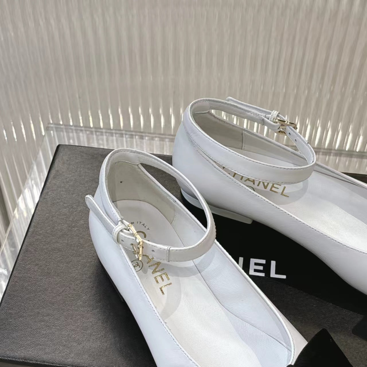 BOW MARY JANE SHOES IN WHITE LAMBSKIN