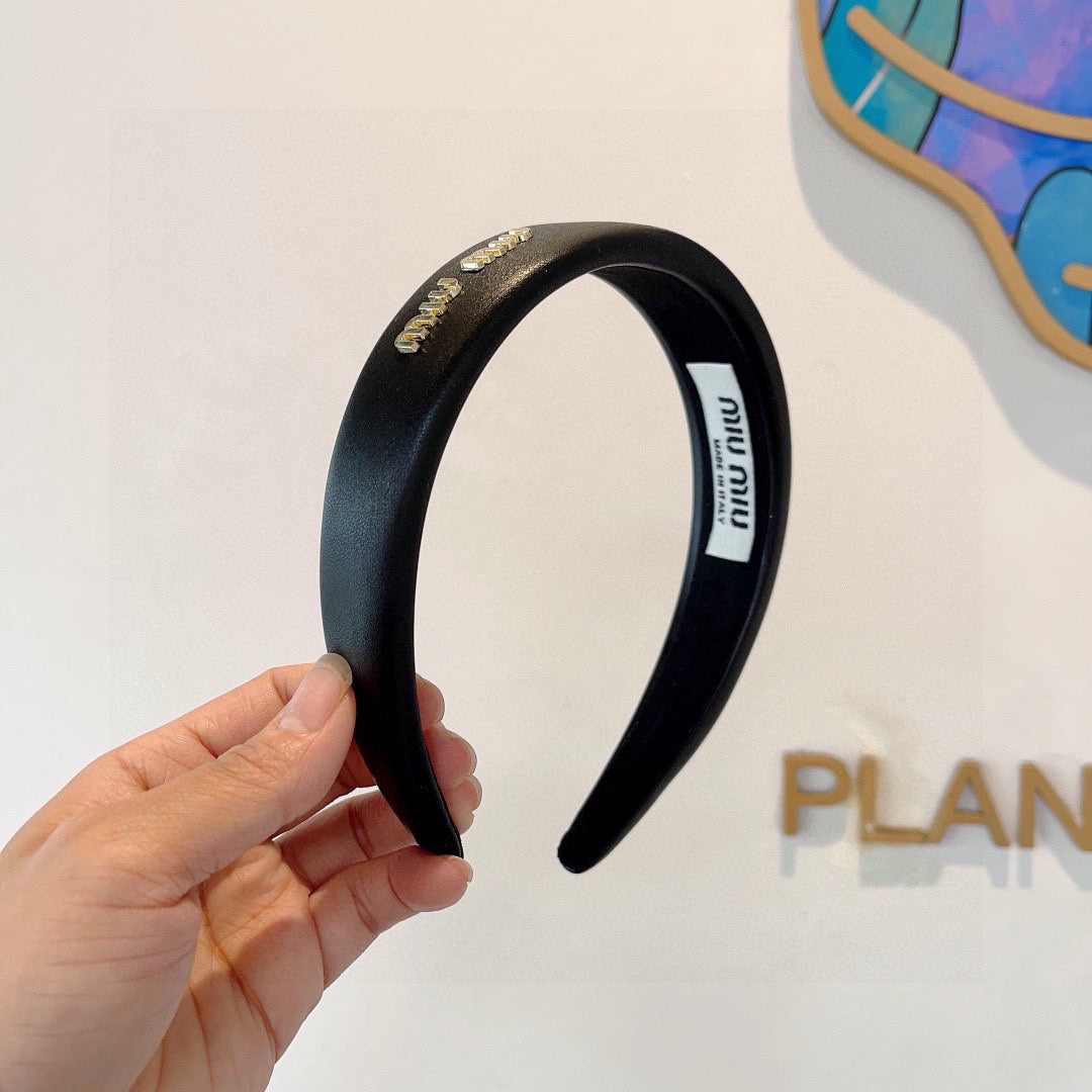 THICK HEADBAND IN BLACK CALFSKIN GOLD LOGO 409395