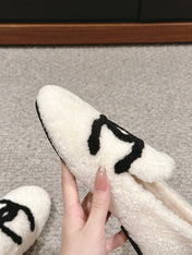 CC LOAFERS IN WHITE FLEECE WITH BLACK LOGO