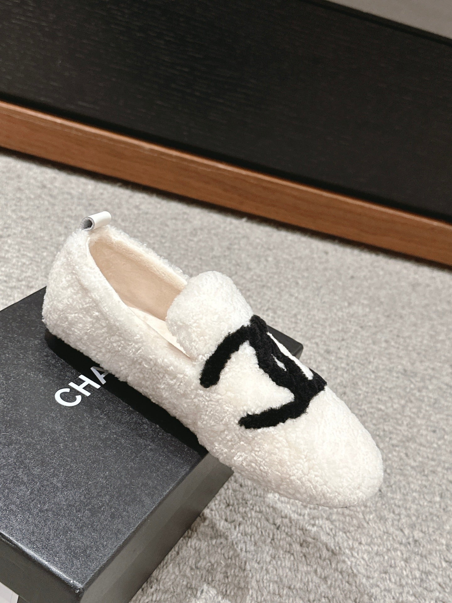 CC LOAFERS IN WHITE FLEECE WITH BLACK LOGO