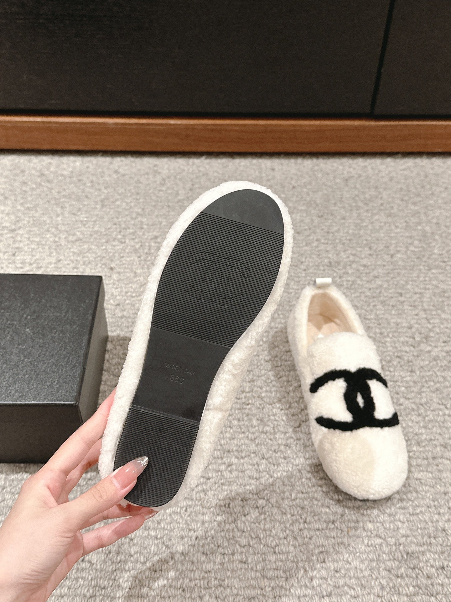 CC LOAFERS IN WHITE FLEECE WITH BLACK LOGO
