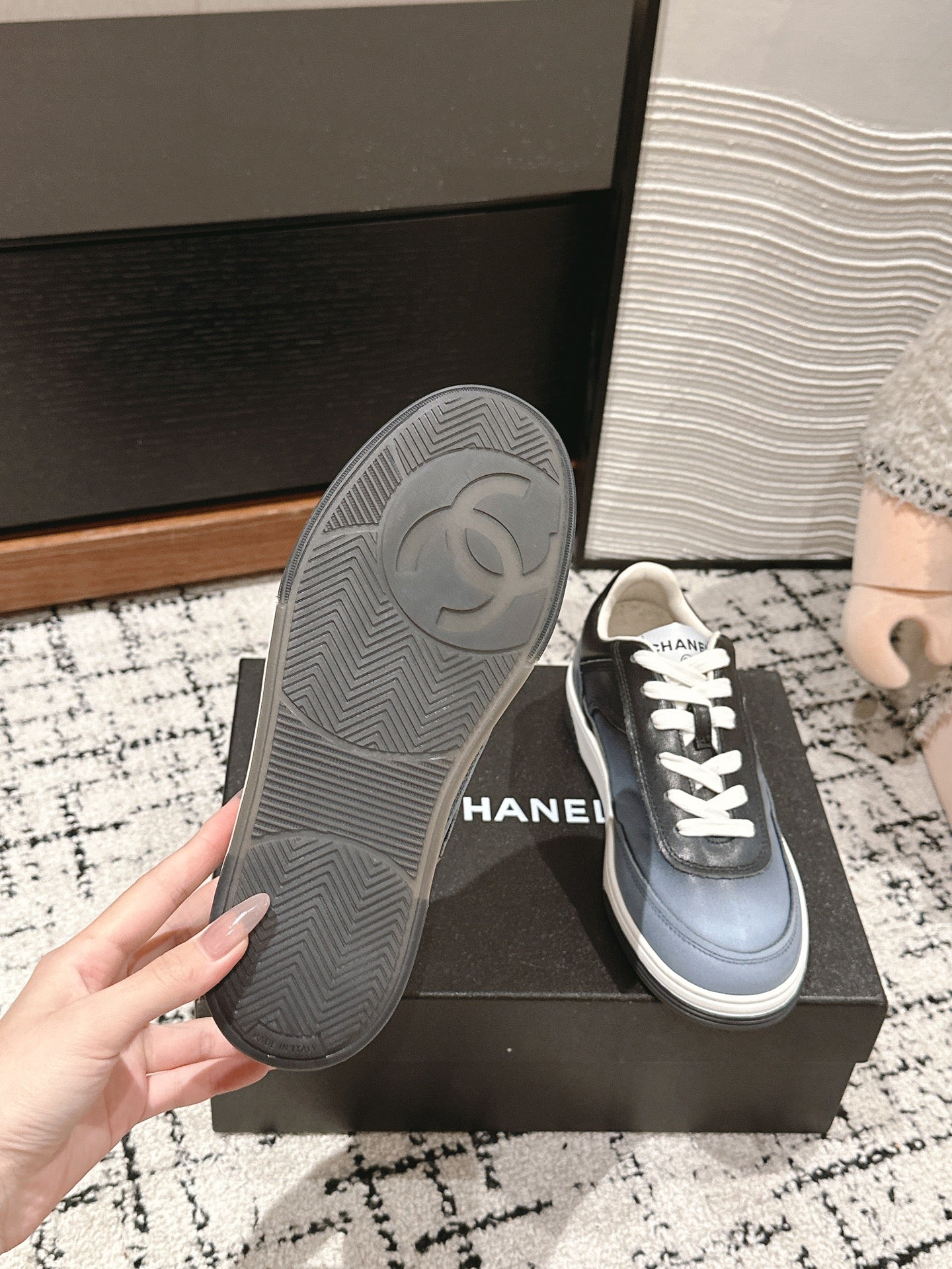 SNEAKER IN BLACK MIX COOL GRAY HAND-POLISHED CALFSKIN 977825