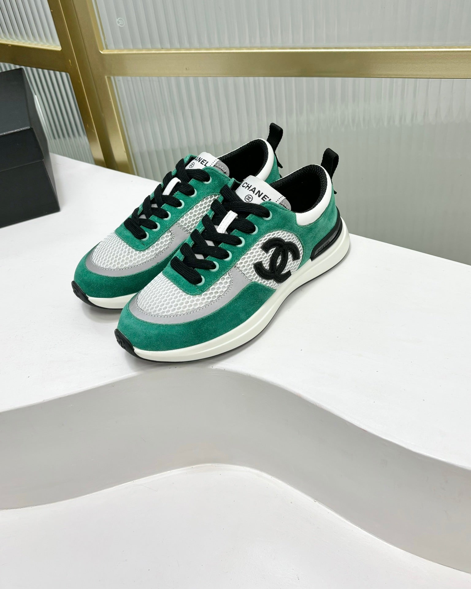 SNEAKER IN JADE GREEN SUEDE AND GREY BREATHABLE MESH