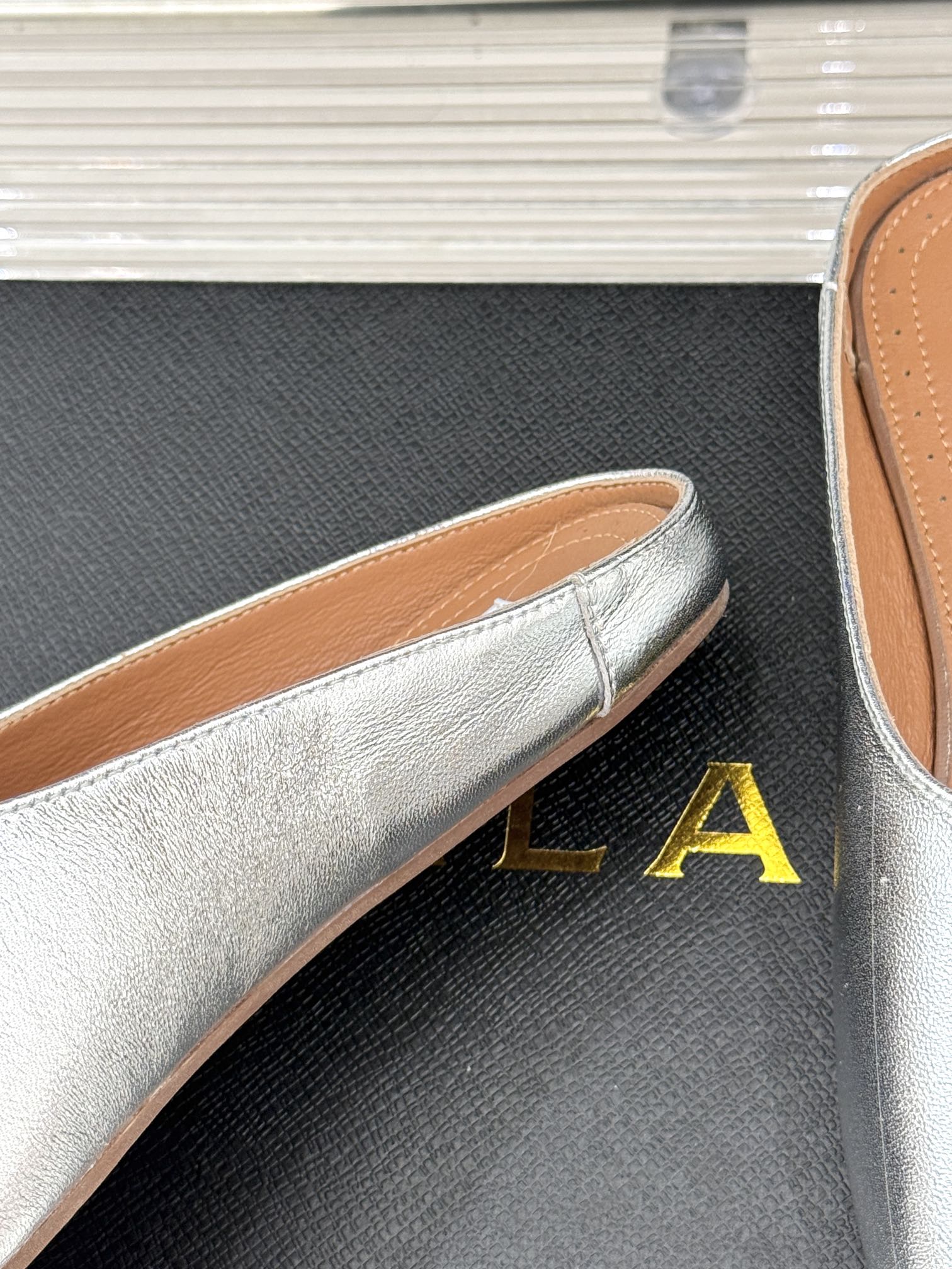 ALAIA FLAT MULE IN SILVER LAMBSKIN