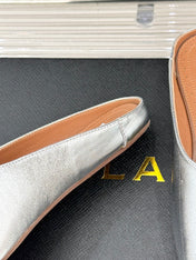 ALAIA FLAT MULE IN SILVER LAMBSKIN