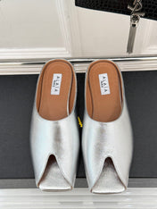 ALAIA FLAT MULE IN SILVER LAMBSKIN