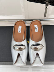 ALAIA FLAT MULE IN SILVER LAMBSKIN WITH SILVER HARDWARE