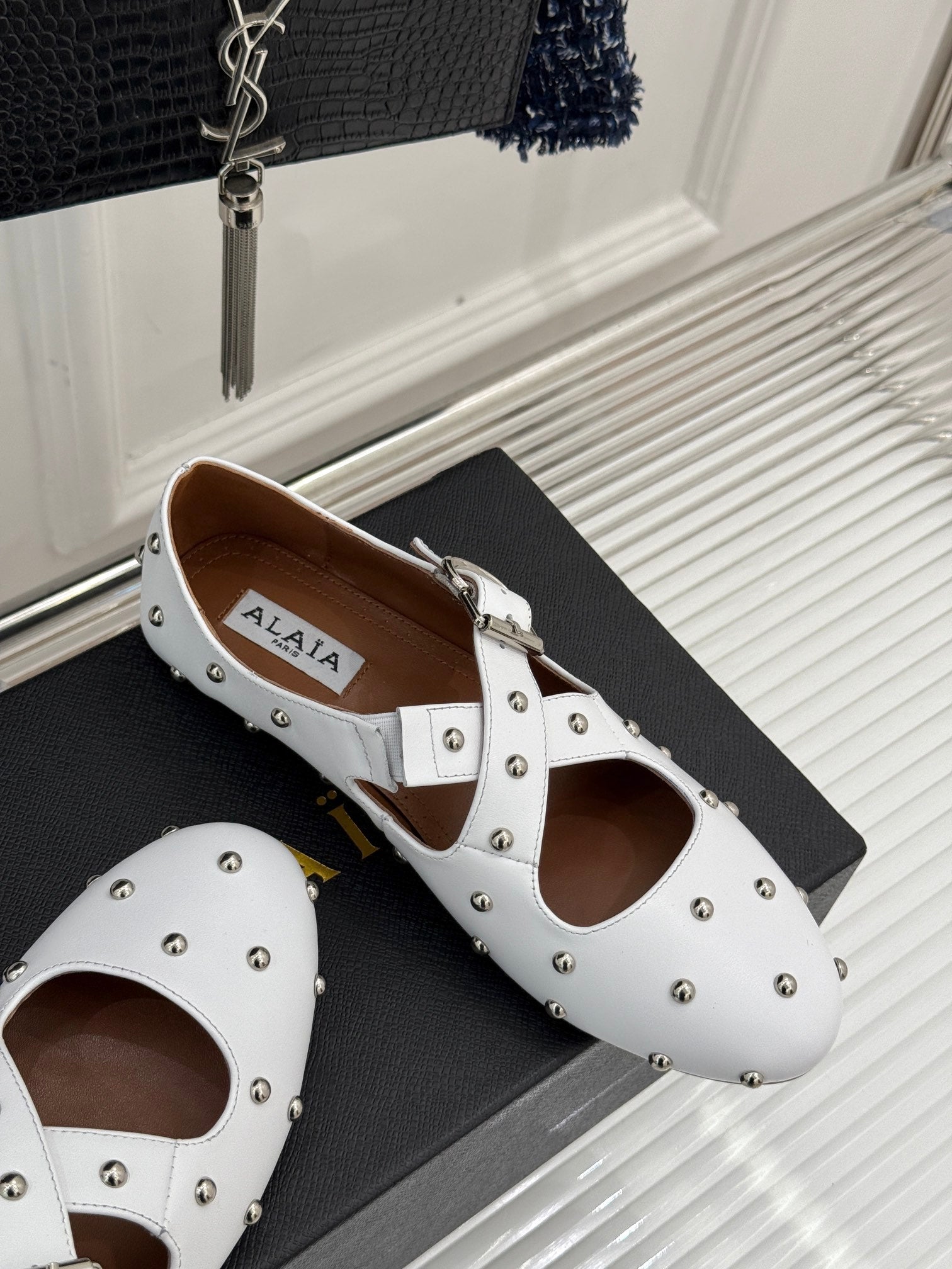 CROSSED STRAP BALLET FLATS IN WHITE CALFSKIN