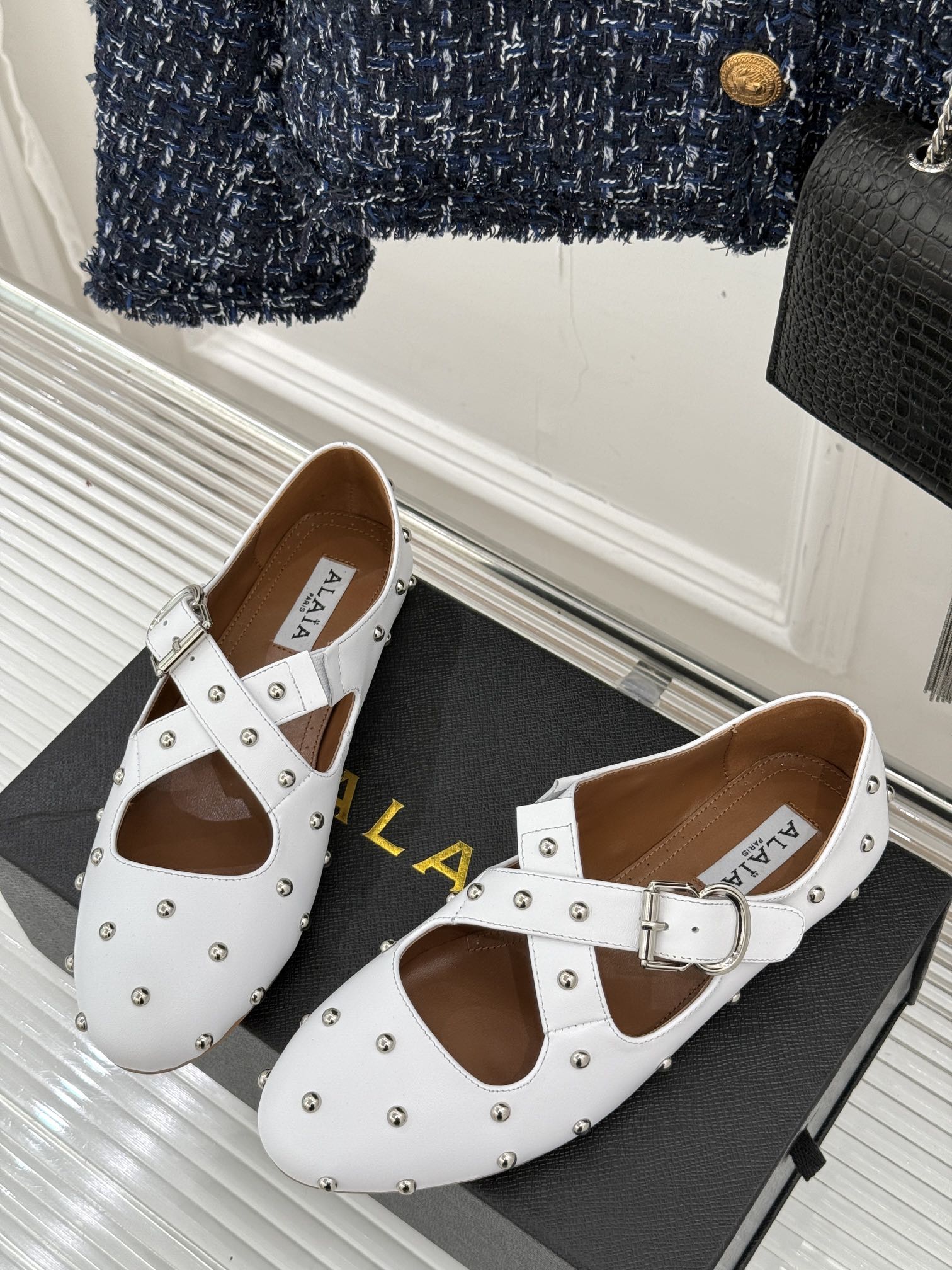 CROSSED STRAP BALLET FLATS IN WHITE CALFSKIN