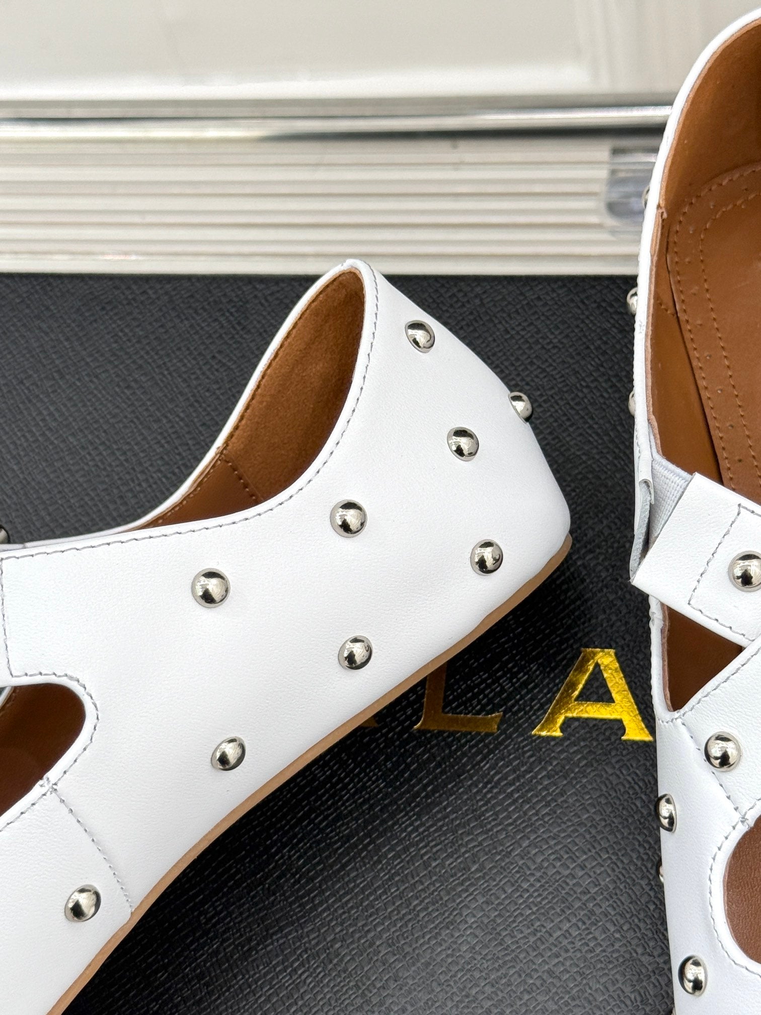 CROSSED STRAP BALLET FLATS IN WHITE CALFSKIN