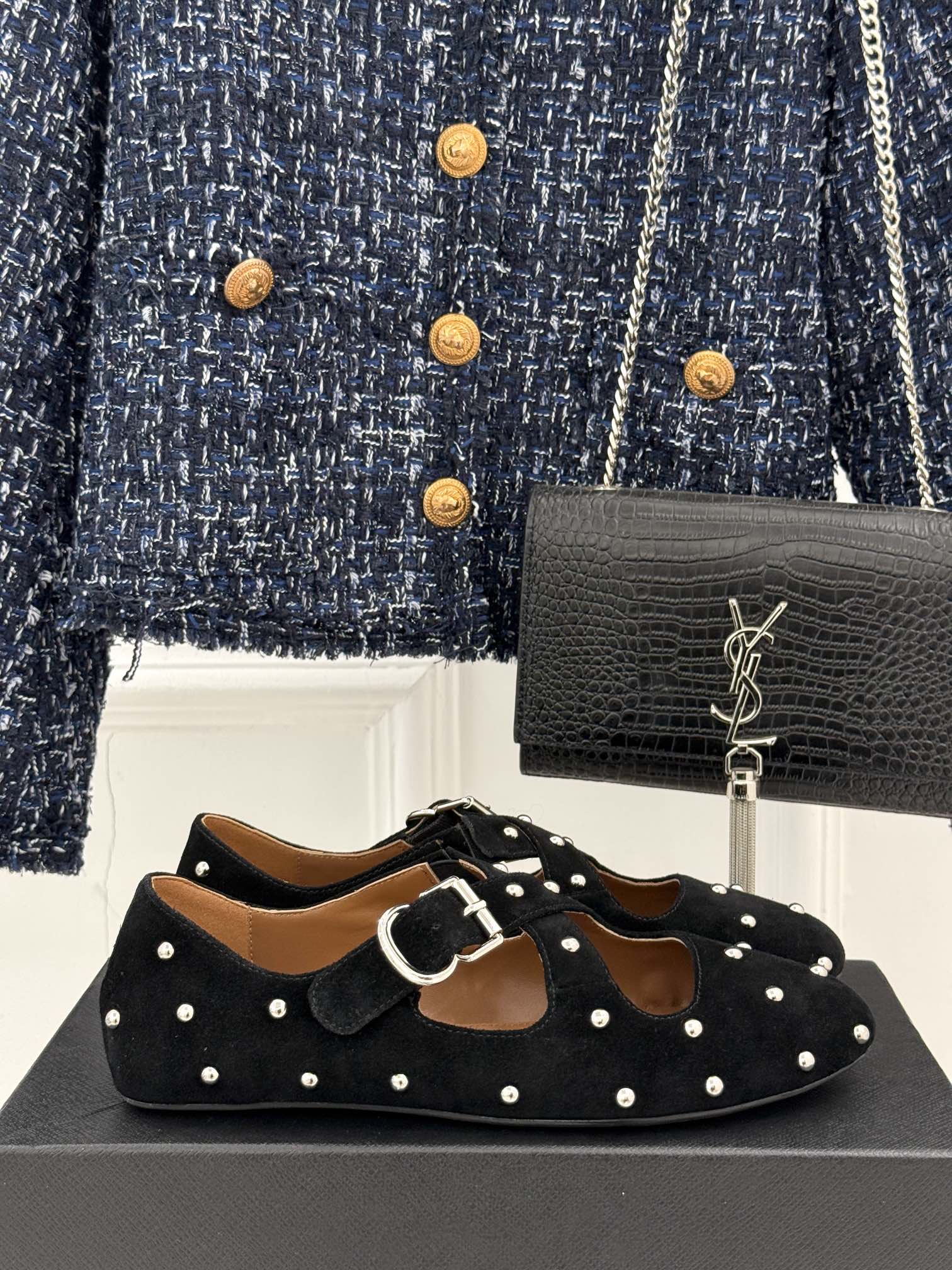 CROSSED STRAP BALLET FLATS IN BLACK SUEDE