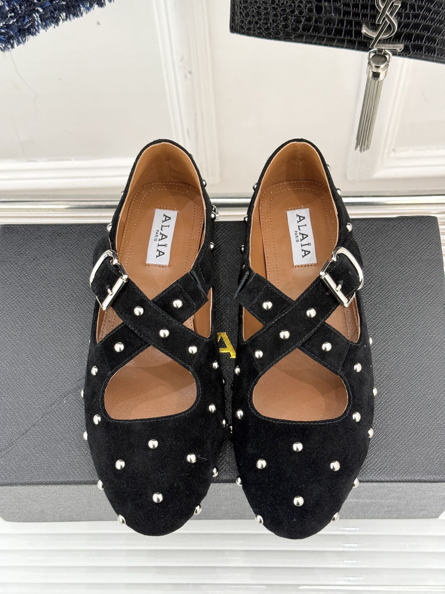 CROSSED STRAP BALLET FLATS IN BLACK SUEDE
