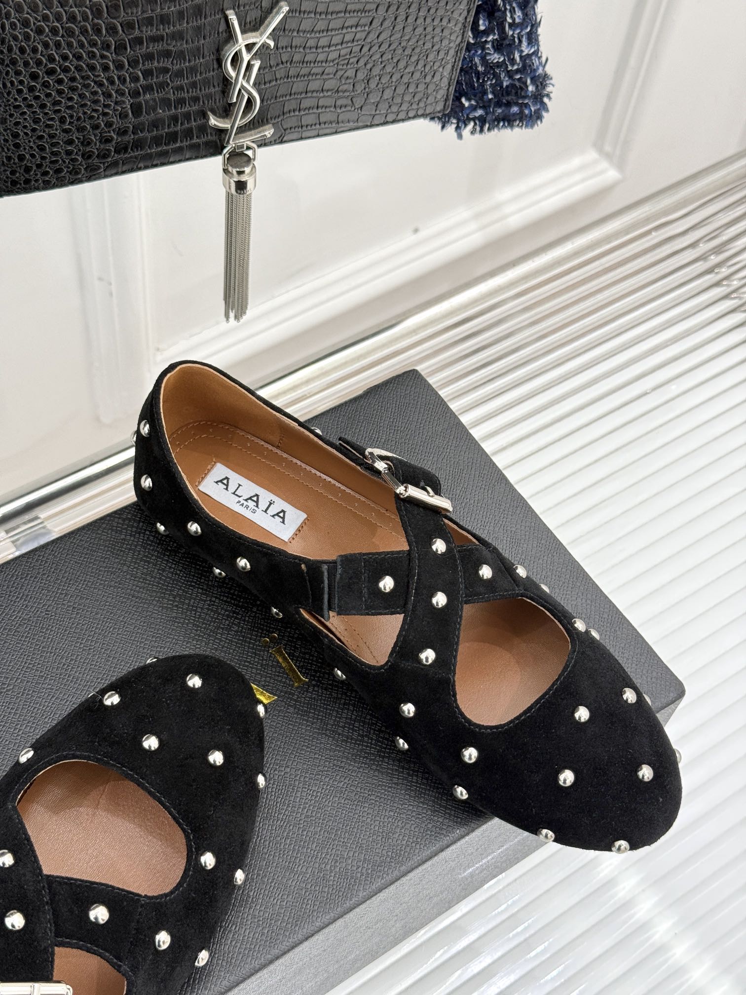 CROSSED STRAP BALLET FLATS IN BLACK SUEDE