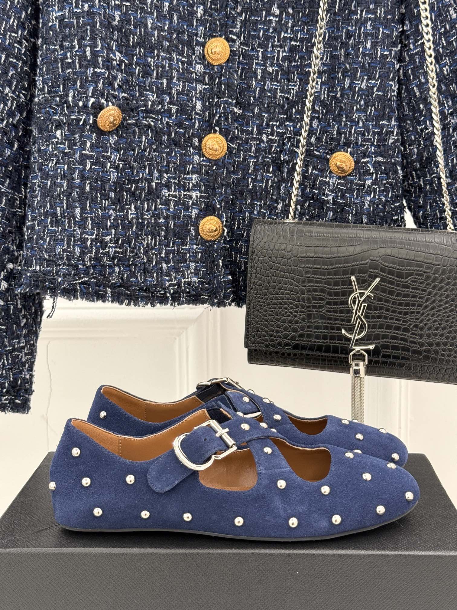 CROSSED STRAP BALLET FLATS IN NAVY BLUE SUEDE