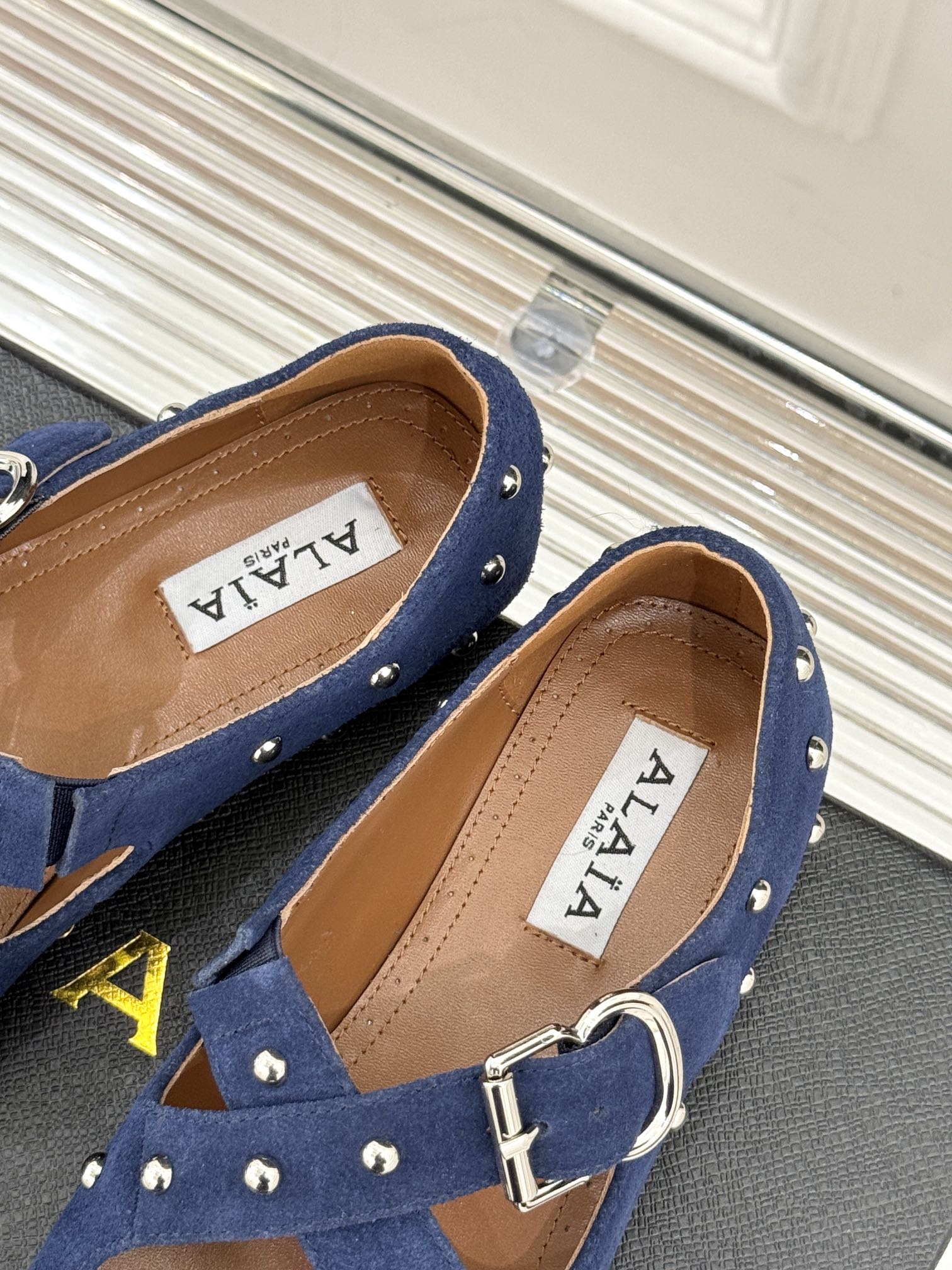 CROSSED STRAP BALLET FLATS IN NAVY BLUE SUEDE
