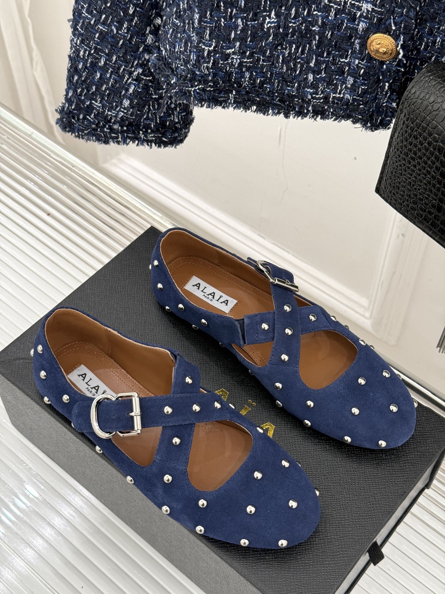 CROSSED STRAP BALLET FLATS IN NAVY BLUE SUEDE