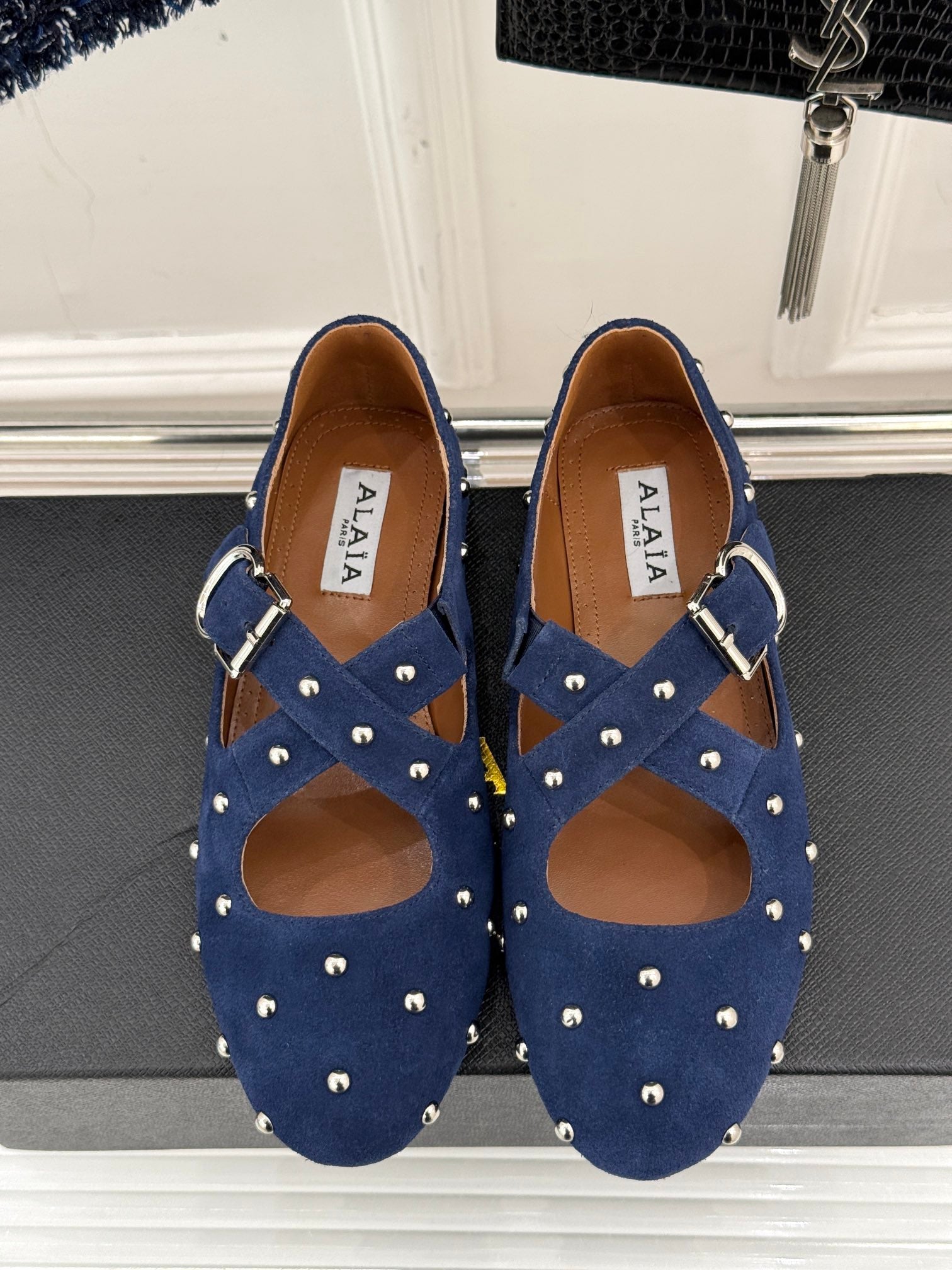 CROSSED STRAP BALLET FLATS IN NAVY BLUE SUEDE