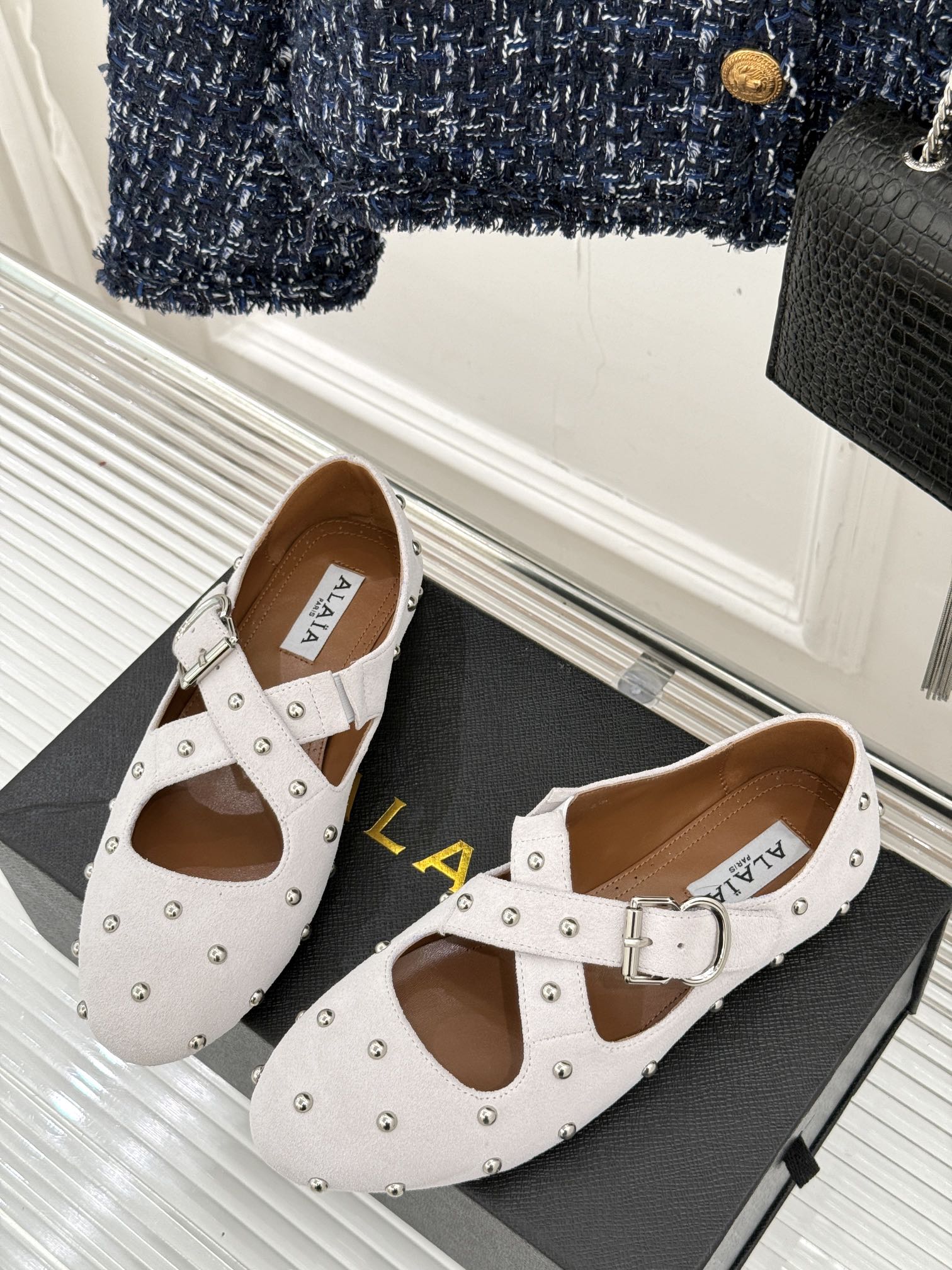 CROSSED STRAP BALLET FLATS IN WHITE SUEDE